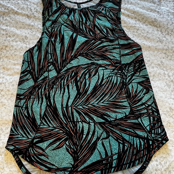 Lululemon, patterned tank size 6 - Picture 4 of 6